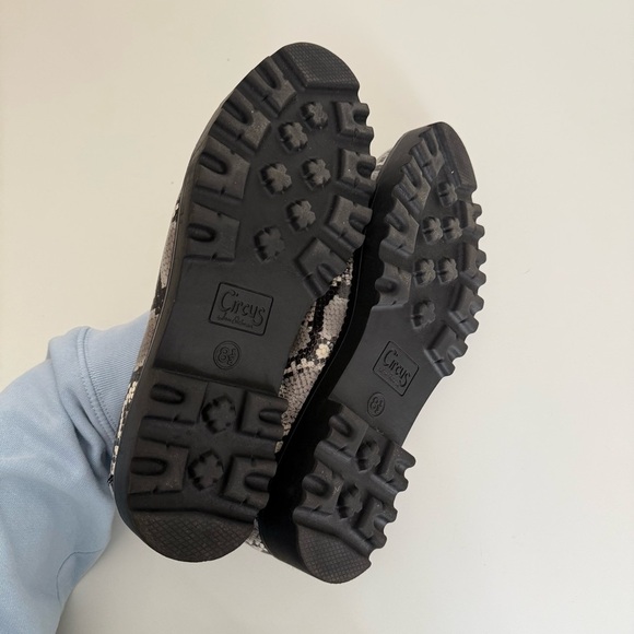 Circus by Sam Edelman Women Snakeskin Loafers Black Trim 8.5 Chunky Sole Trendy - Picture 4 of 6